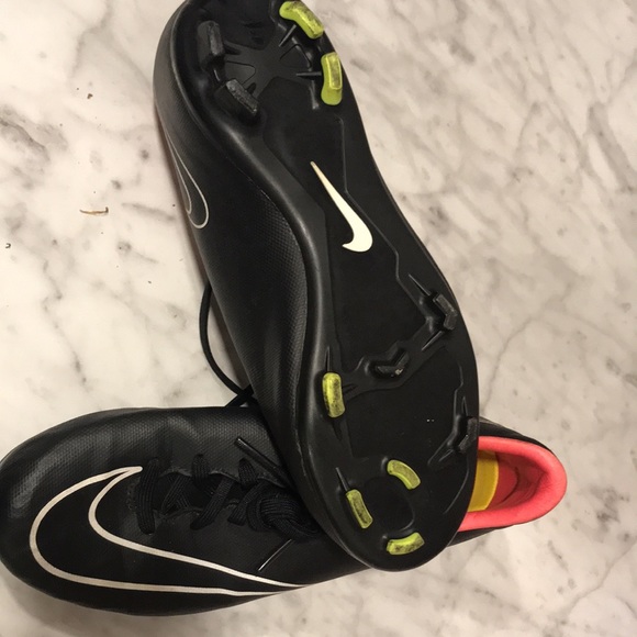 Soccer cleats - Picture 2 of 7